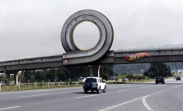 loop-looping-outdoor-ambient-marketing-bogota-alternatif-affichage-colombie-HotWheels-1.jpg